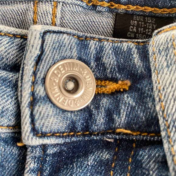 H&M medium wash jeans. - Picture 2 of 4